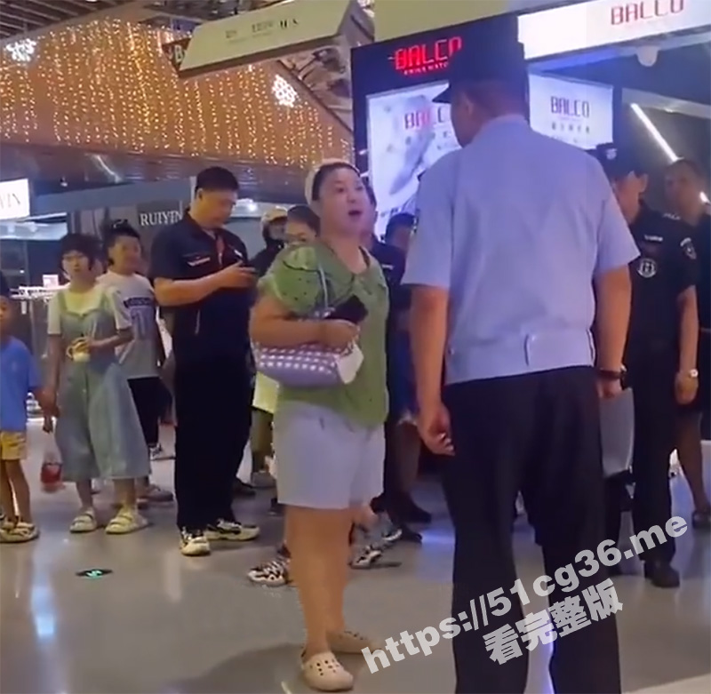 北京顺义警方发布 34岁的女子掌掴小女孩 随后在商场对警察拳打脚踢 最终被警察控制