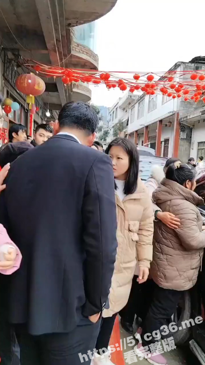 云南昆明 刚要结婚的小情侣 结婚当天娘家突然加价30万的彩礼 男方家人大闹婚礼现场
