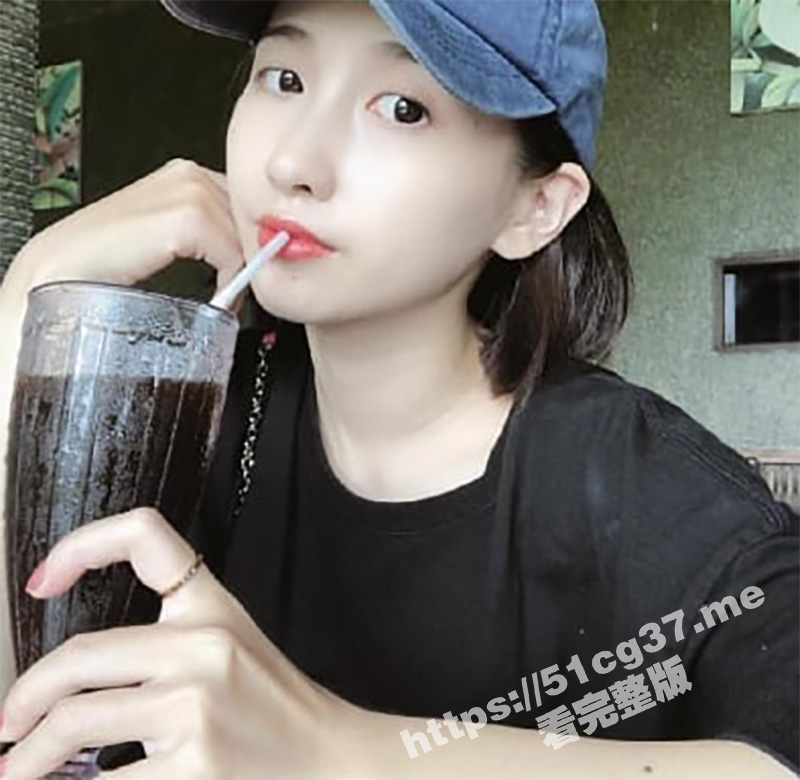 陌陌约炮遇到的人妻 长得像个小女孩似的 没想到都有一个孩子了 被插还不好意思
