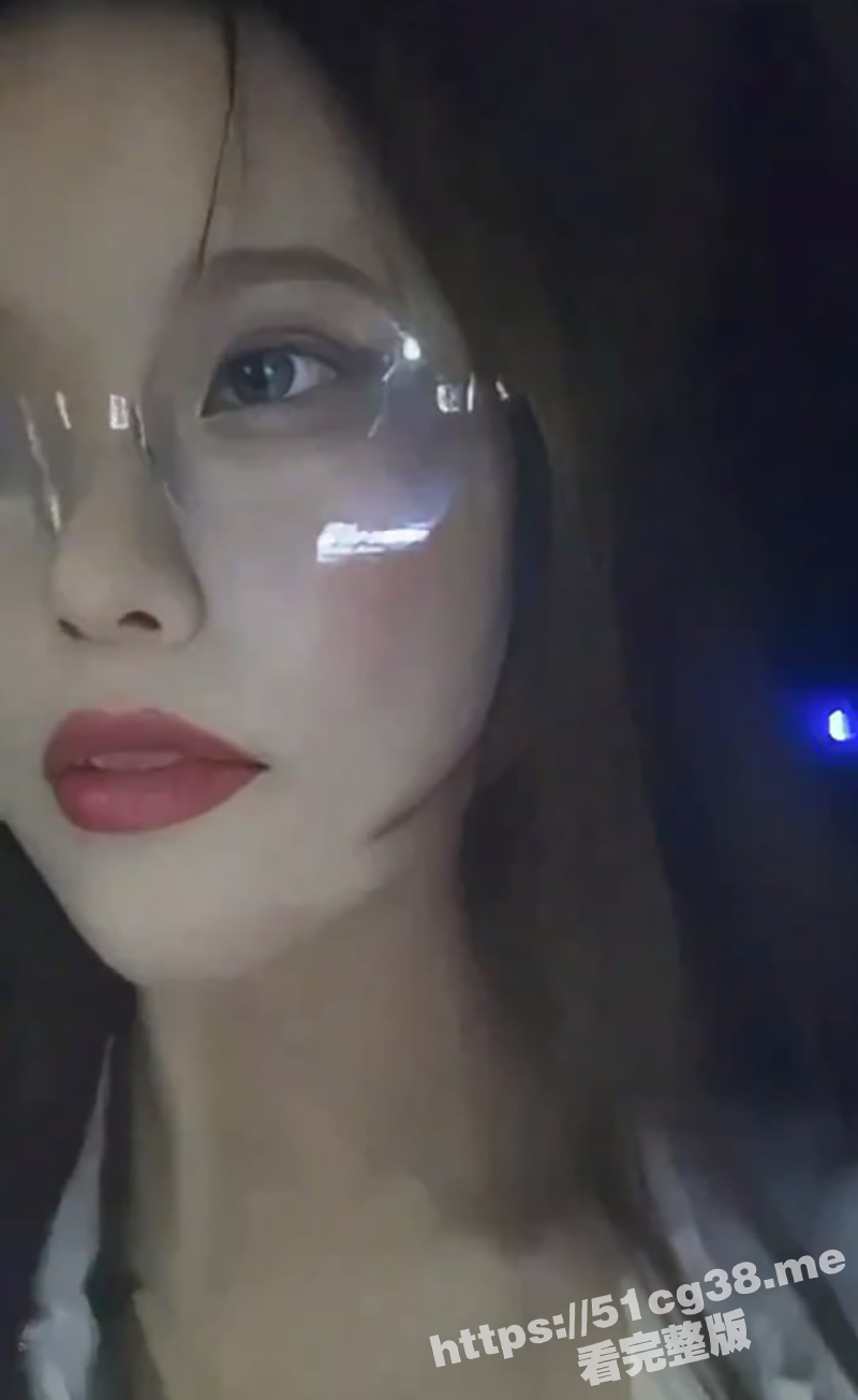 白嫩风骚眼镜嫩妹一上车就勾引滴滴司机 被司机带到无人的地方无套后入暴躁内射骚穴