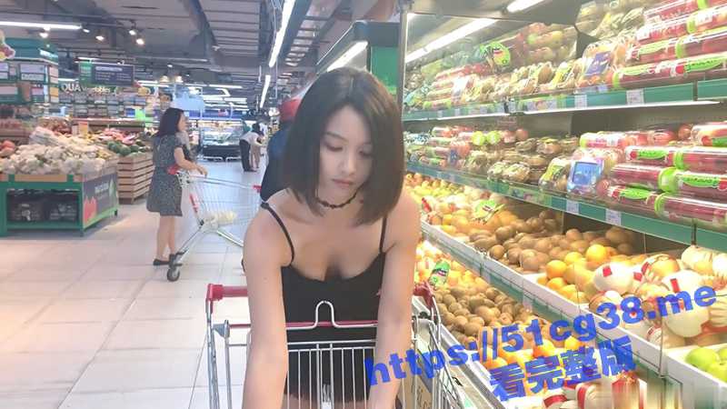反差母狗真空逛超市还撩起黑丝裙露出 随便买个东西结完账就迫不及待的上车拿出来自慰棒自慰