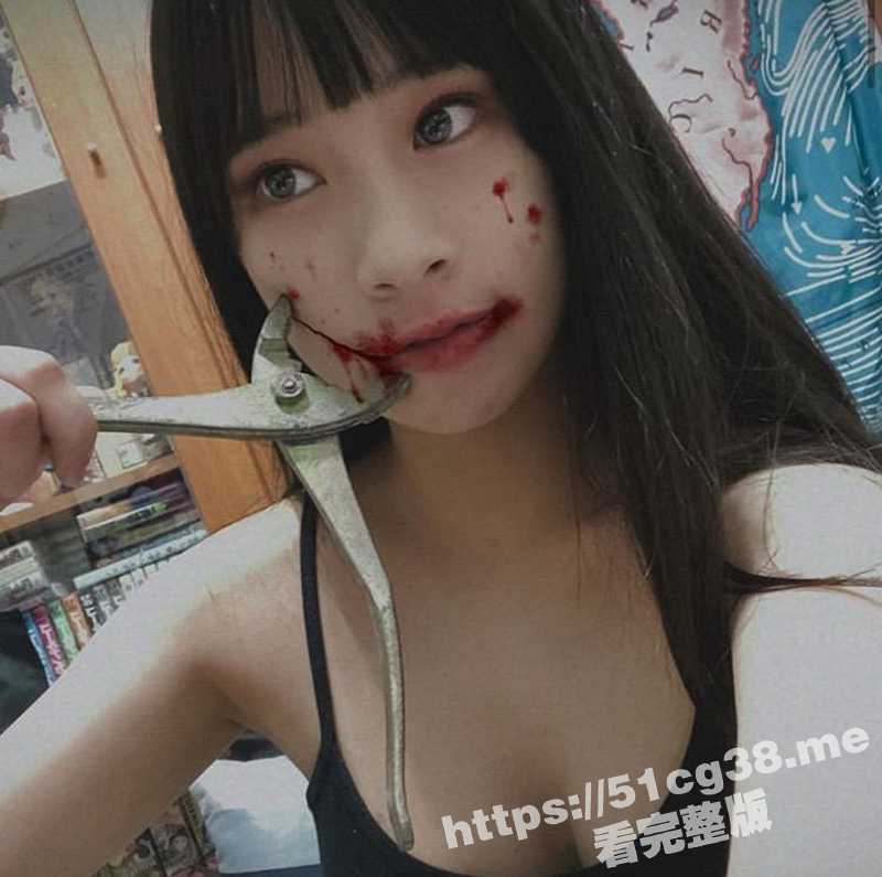 台湾渣男PUA自己的白嫩大奶女友叫来闺蜜一起玩3P 最后还叫来自己的兄弟一起玩多P游戏