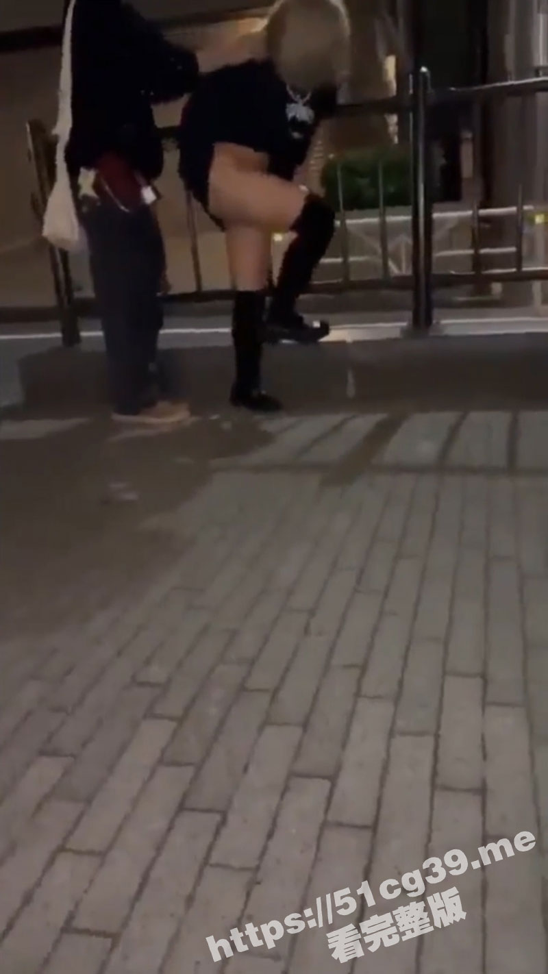 日本一群精神小伙 街头当众凌辱JK少女 架起双腿露出嫩穴 真是畜生啊！