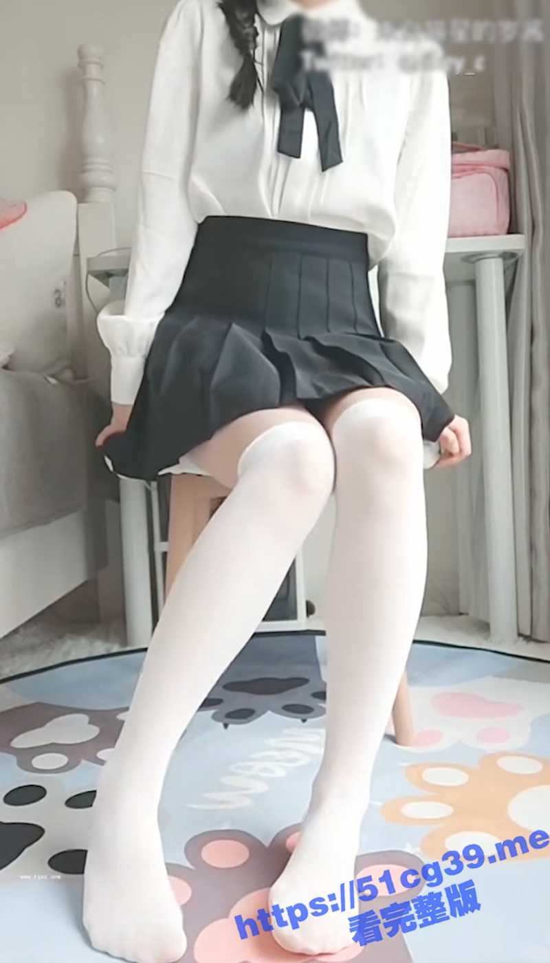 娇嫩推特网红 极品萝莉美女 来自喵星的岁酱 学生装白筒袜 全裸冰屌速插嫩穴 淫语呻吟