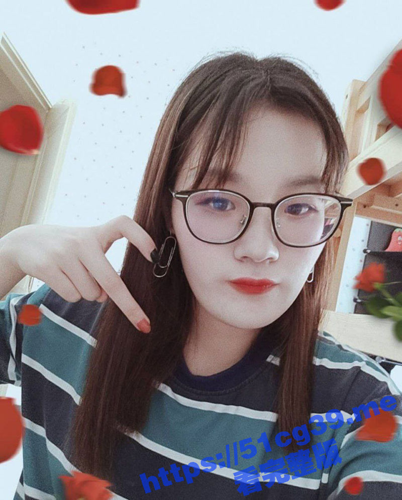白天斯文眼镜妹 夜里风骚巨乳眼镜娘 在家中自慰一线天骚穴 逼毛挺浓密的 给自己摸到出白浆