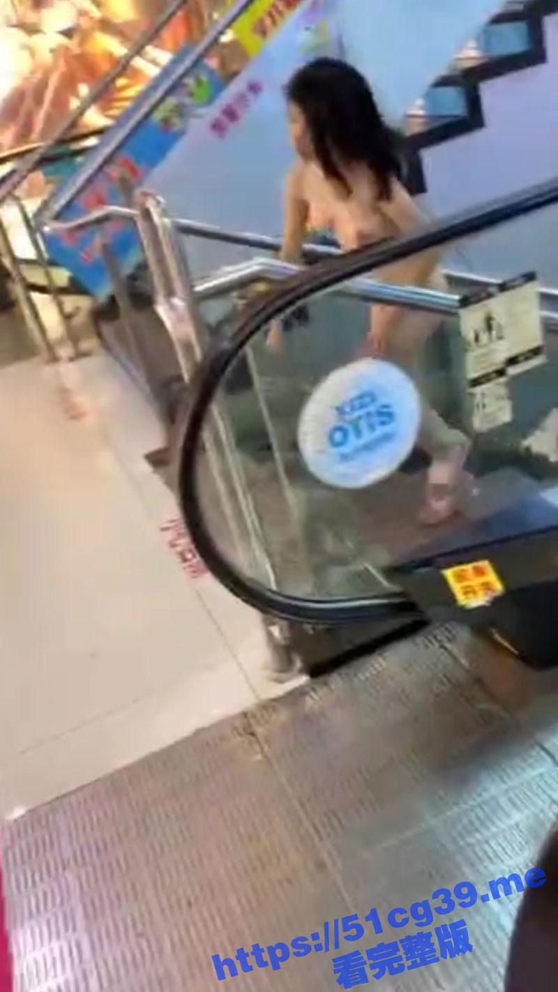 湖北一精神有问题的女子商场裸奔 现场视频流出 这福利来的有点措不及防