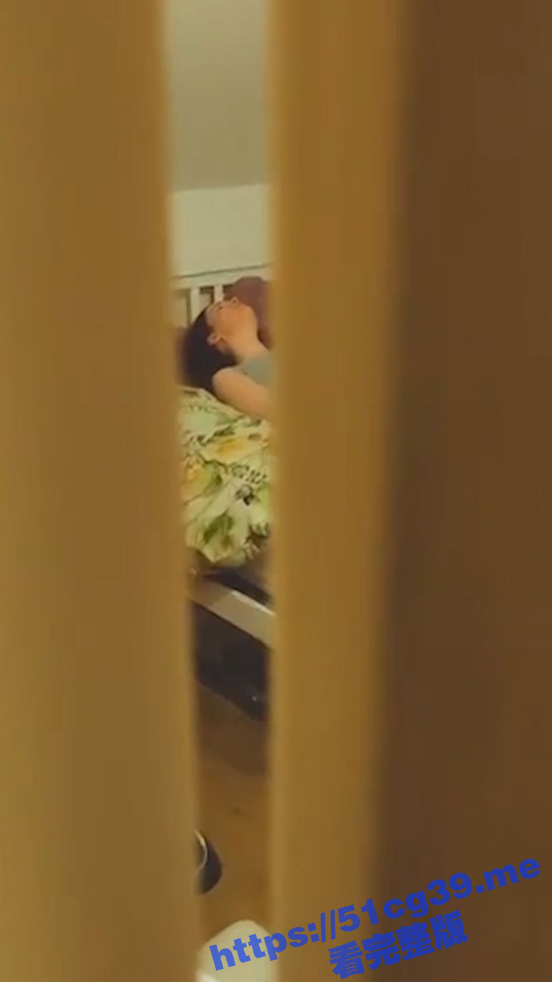 欧美系列 在小姨家留宿时半夜上厕所 发现门没关严 原来小姨在自慰 我该不该进去帮帮她呢