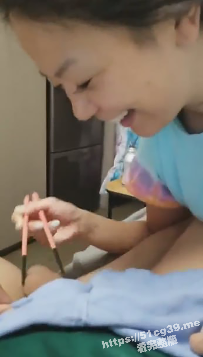 极品反差骚货母狗人妻 给来寄宿的洋人留学生用筷子口交打飞机 洋人爽的一直哦耶哦耶