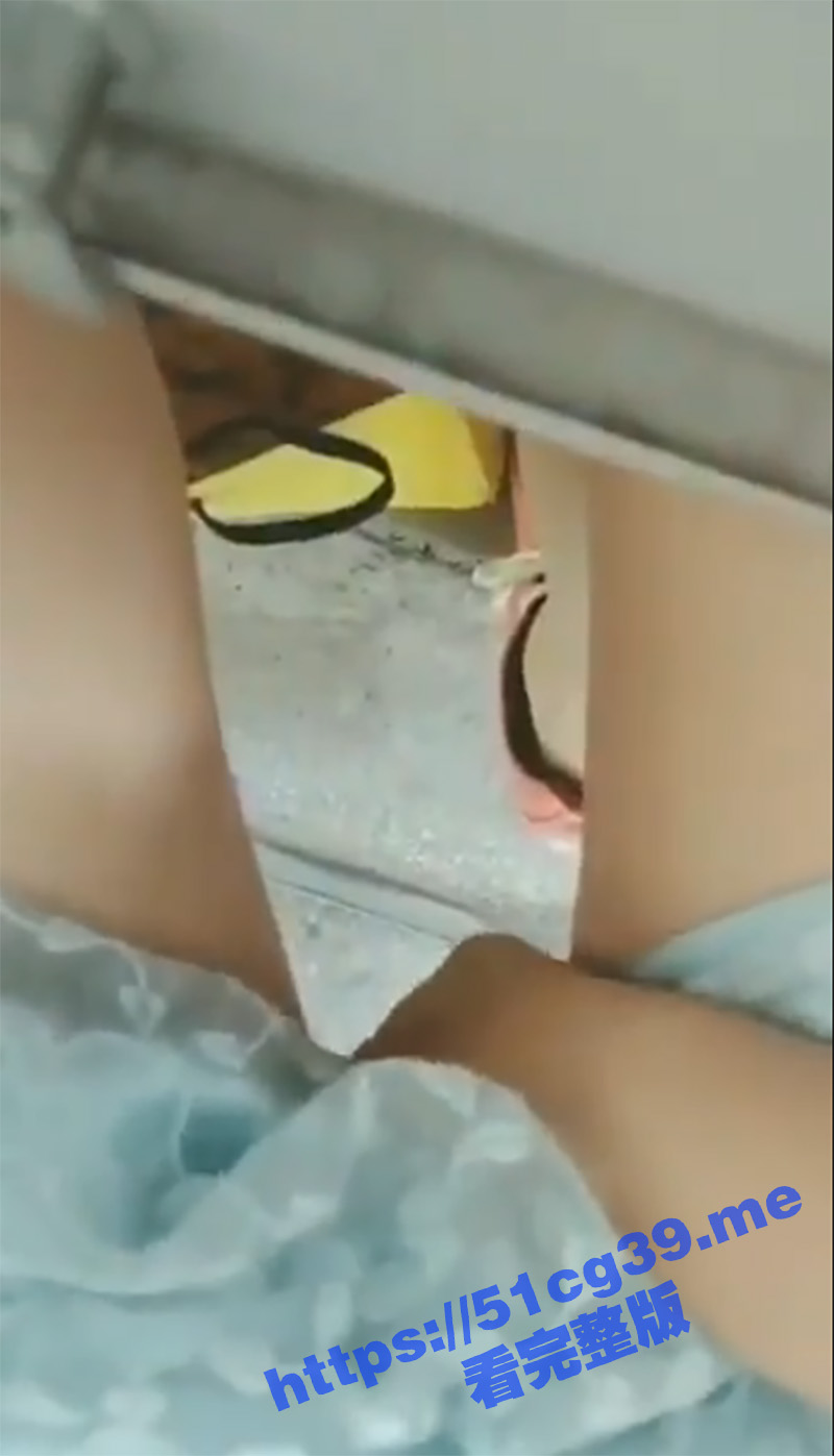 反差教师竟然在上课期间 上课都不穿内裤 躲在讲台后面自慰 真是为人师表的好老师