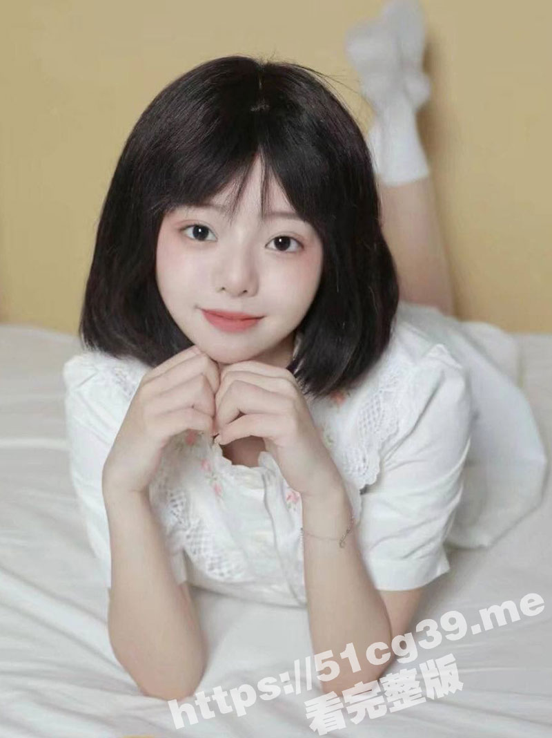 天津高颜值清纯短发妹妹 刚满18岁 拍摄私房照时 背叛男友 勾引摄影师无套爆操中出