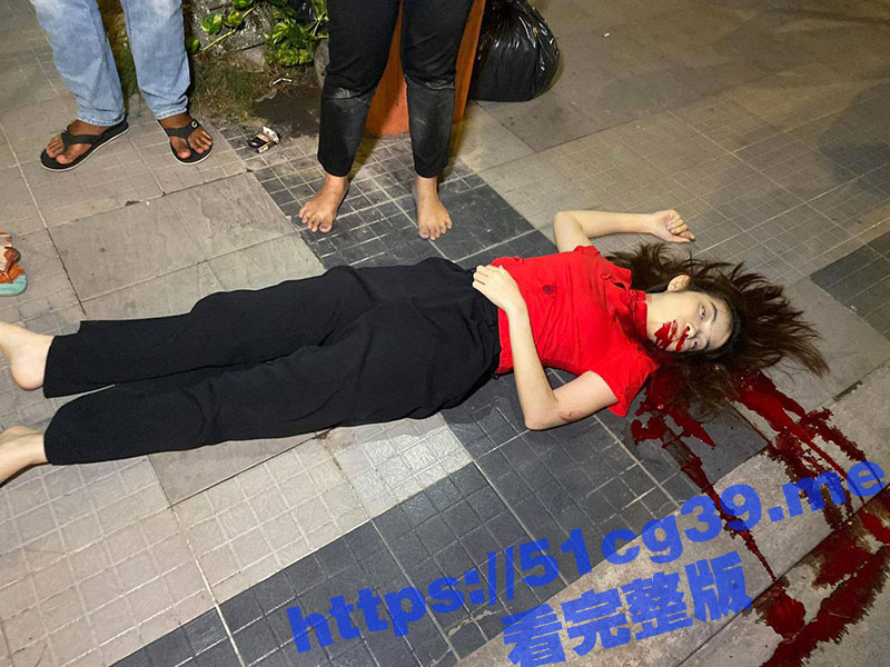 可疑的嫉妒！柬埔寨金边 一名律师在自家门前开枪射杀了女友 随后吞枪自尽！
