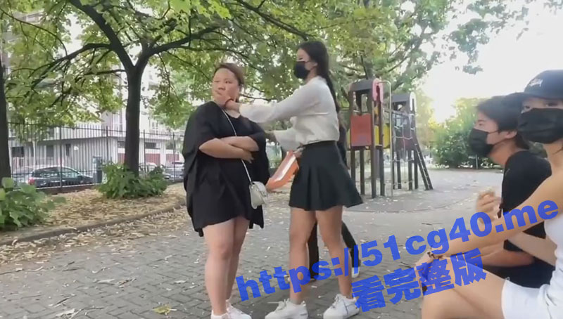 2个精神小妹霸凌150斤女坦克 白长这个大体格子了！