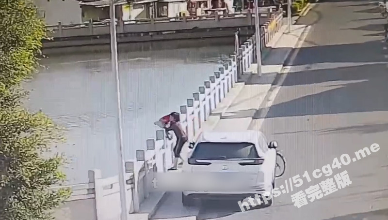 不配为母！把自己的像丢垃圾一样从桥上丢到河里后转身就走 这是什么父母？简直太没人性了