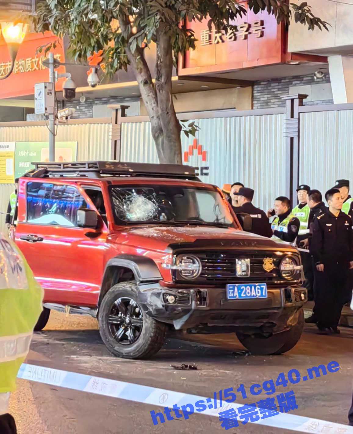 重庆解放碑 一辆云A牌照的红色坦克300暴力冲警 连撞数车后被警民合力制服