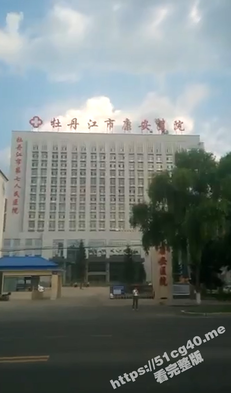 黑龙江牡丹江市街头的大屏幕上惊现男女俩人动作大片 路人纷纷停留拍照留念