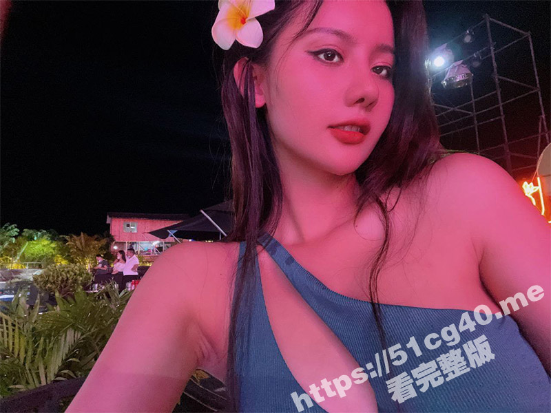 秀人网网红阿朱 现身露天夜店 一身性感比基尼凸显身材 啤酒湿身气氛爆嗨