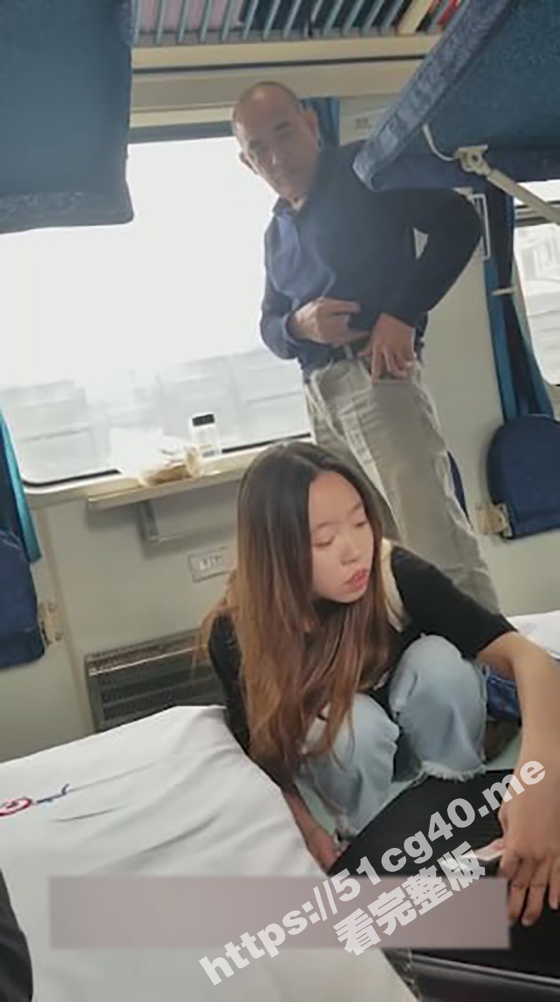 哥们是真的饿了 火车卧铺趁美女睡着 把匡威鞋偷过来就是一顿操 最后射鞋里