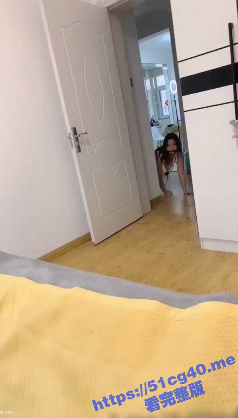 淫荡的清纯性奴母狗 辉夜姬 年纪轻轻就有如此丰满的酮体 主人抽打巨乳 主动舔脚超诱惑