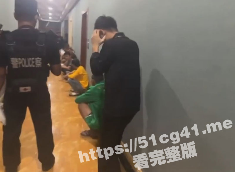 缅北打击电信诈骗第一现场！真枪实弹 狗推们抱头排排蹲！抓获多名中国籍的诈骗犯！