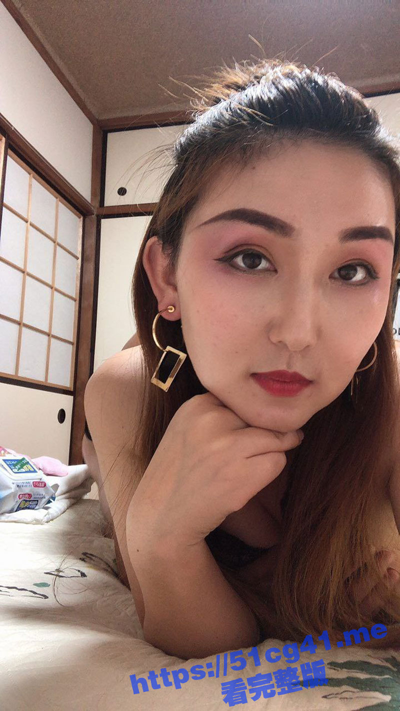 黑丝制服人妻熟妇 居家欲求不满 出轨偷情男网友 被大屌后入爆肛！