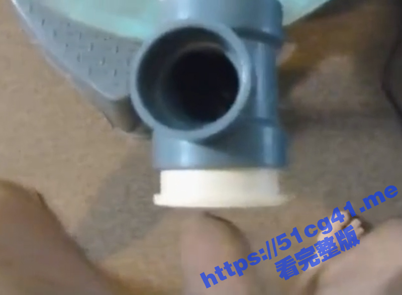 外国人真是人才啊 水管和吸尘器还能这么玩 这真是撑死胆大的啊 插吸尘器和水管这是什么操作
