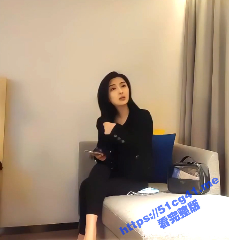无毛性感外围妹 丁字裤被大哥掰穴揉搓 深喉口交穿着高跟鞋抬腿侧入猛操 身材颜值极品