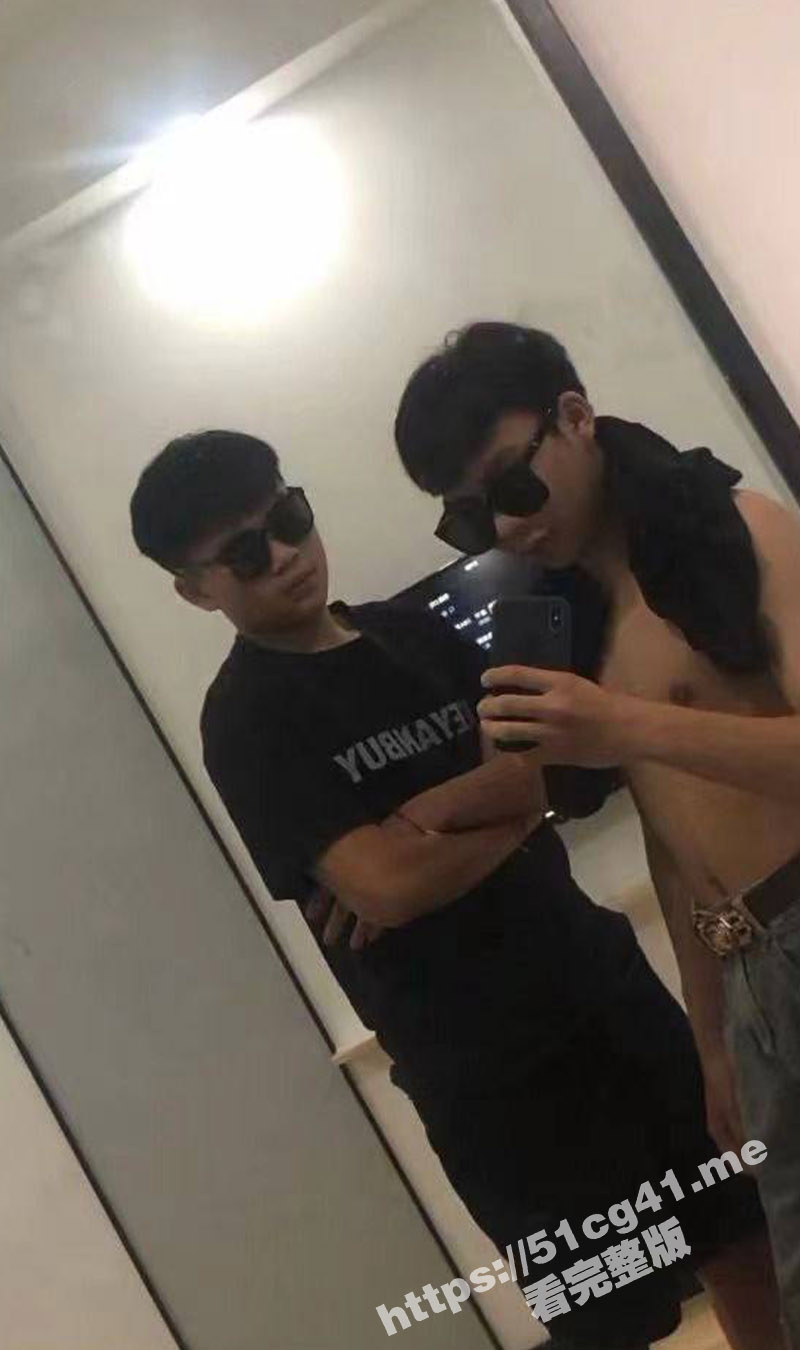 王者的损落！云南傣族五个精神小伙酒驾撞树翻水沟里惨遭团灭 裹尸布排排放
