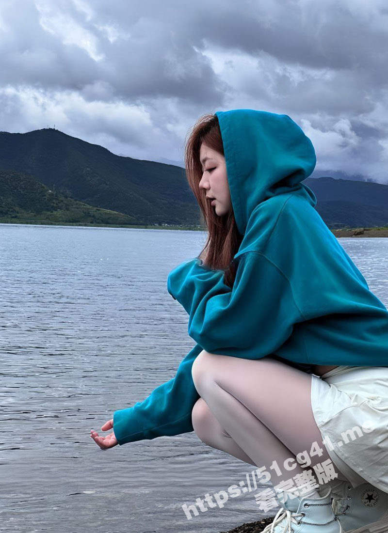 极品反差婊骚货 何晓惠 被调教性爱视图流出 像条母狗一样跪在地上舔鸡巴深喉拉丝呕吐面露难色