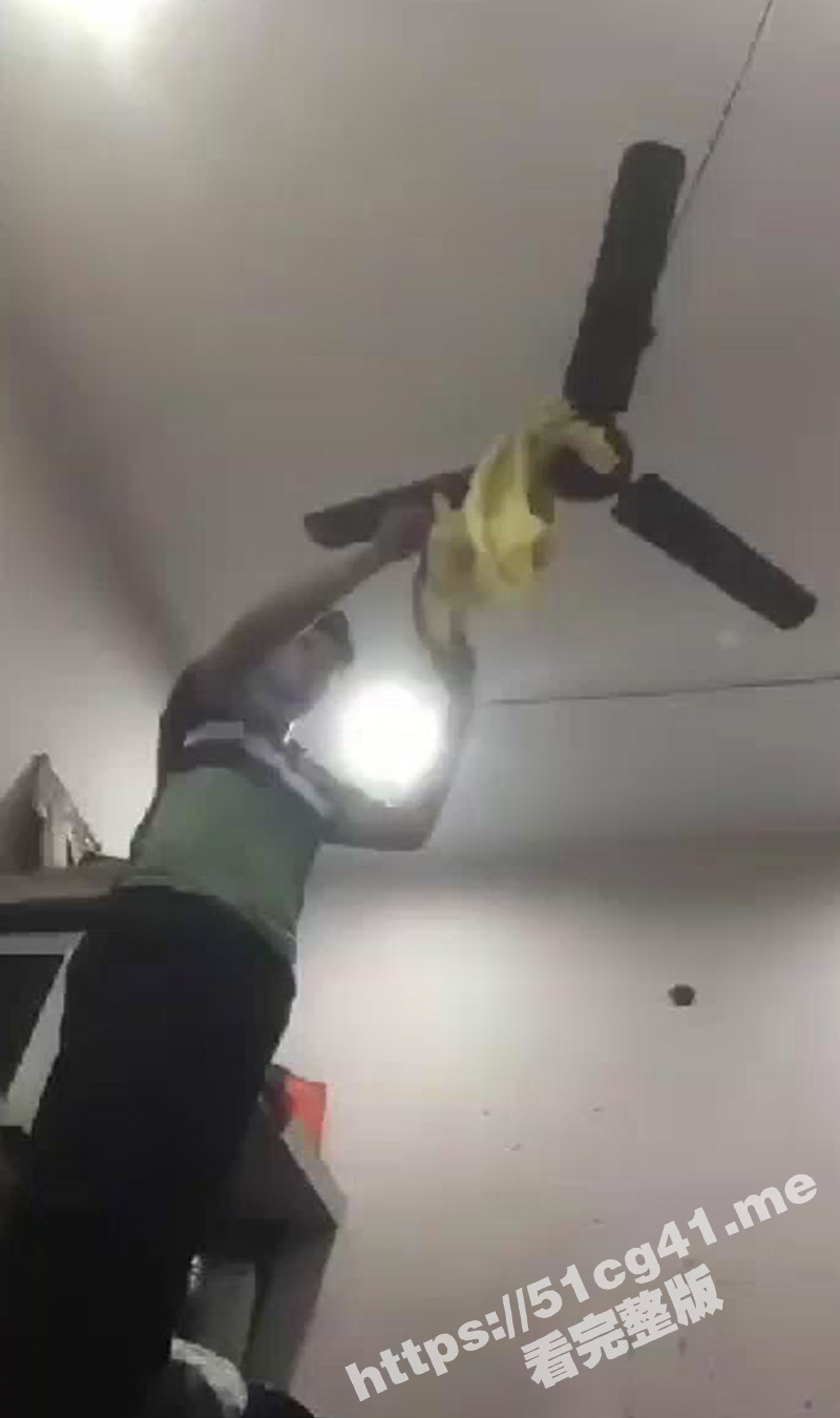 国外一男子在家中直播上吊！全程短短的两分钟不到 一条鲜活的生命就这样逝去了