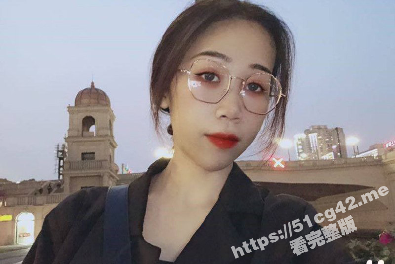 高冷极品身材反差婊 被渣男泄密眼镜母狗自拍 不过看这倒八眉 一看就是交配不慎啊