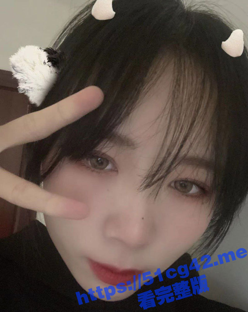 舞蹈系反差婊前女友 带起眼镜时更加反差 这母狗的身材是真的好 腿直臀翘看着就想插进去！
