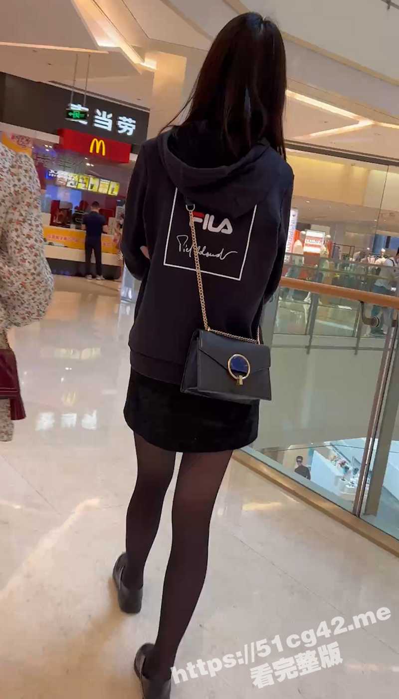 闺蜜逛街 大神偷拍裙底 黑丝美腿眼镜小美女居然不穿内裤！