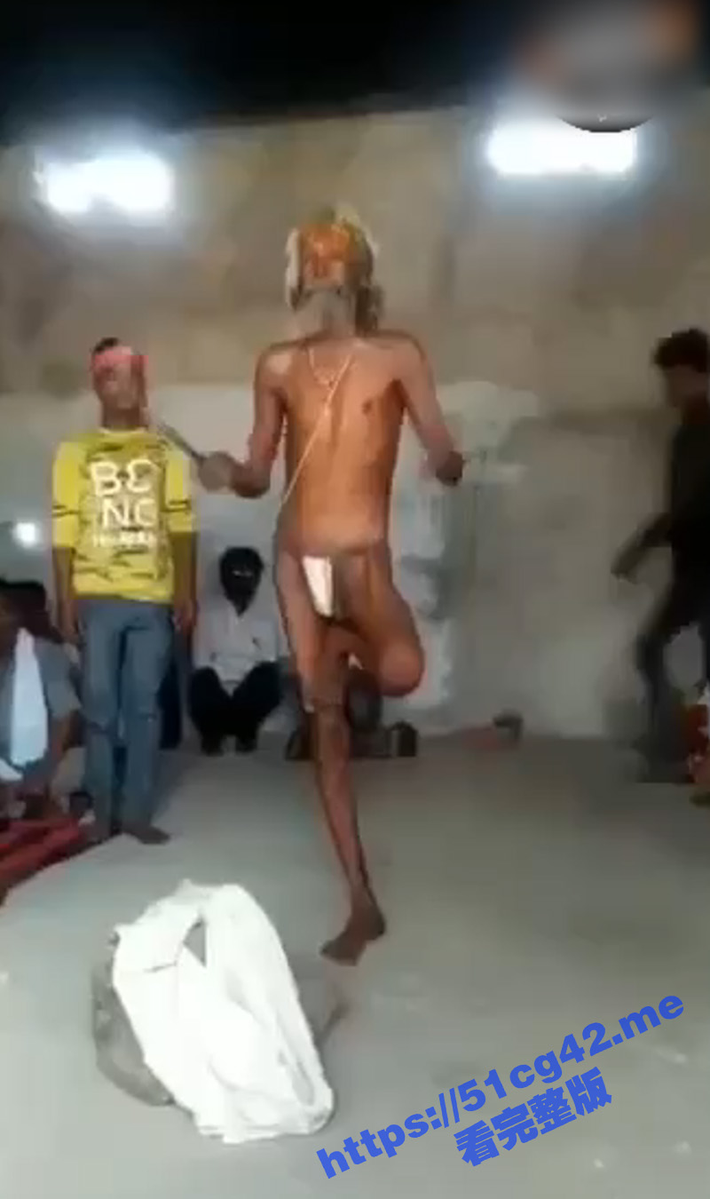 神奇印度！鸡巴吊石头 这是开过光附过魔的鸡巴吗？大爷太猛了