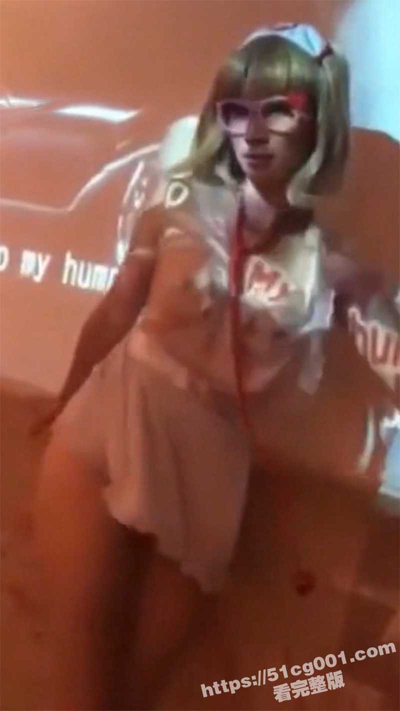 KTV里那些事 刚毕业的骚货大学生 被老板直接按在KTV里各种玩弄调教！