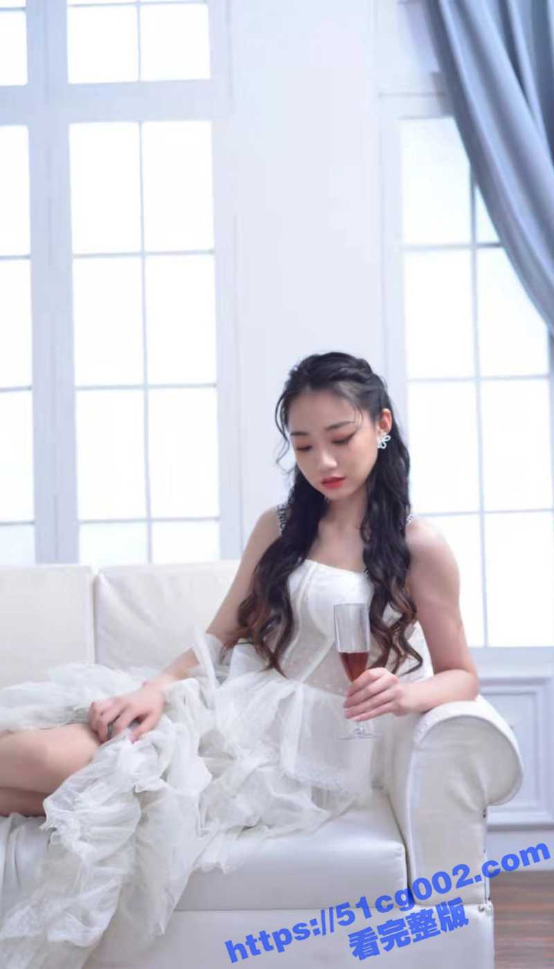 西安反差美女 刘璐 与闺蜜男友做爱被同事炮友曝光！床上吃鸡技术一流 穿着衣服挨爆操！