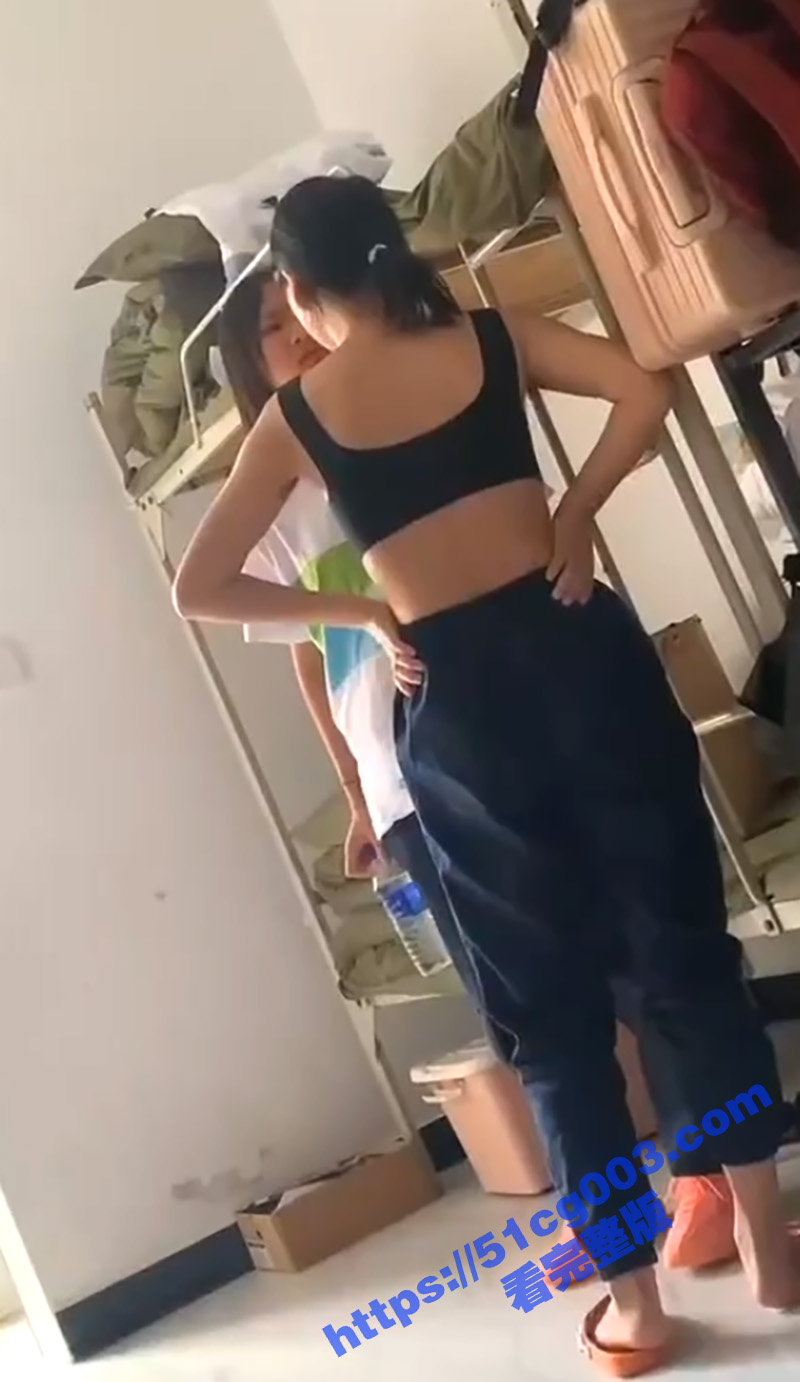 技校两女孩打架 竟然身后还有个拉偏架的 黑衣女孩倒地一刻 还是露了胸