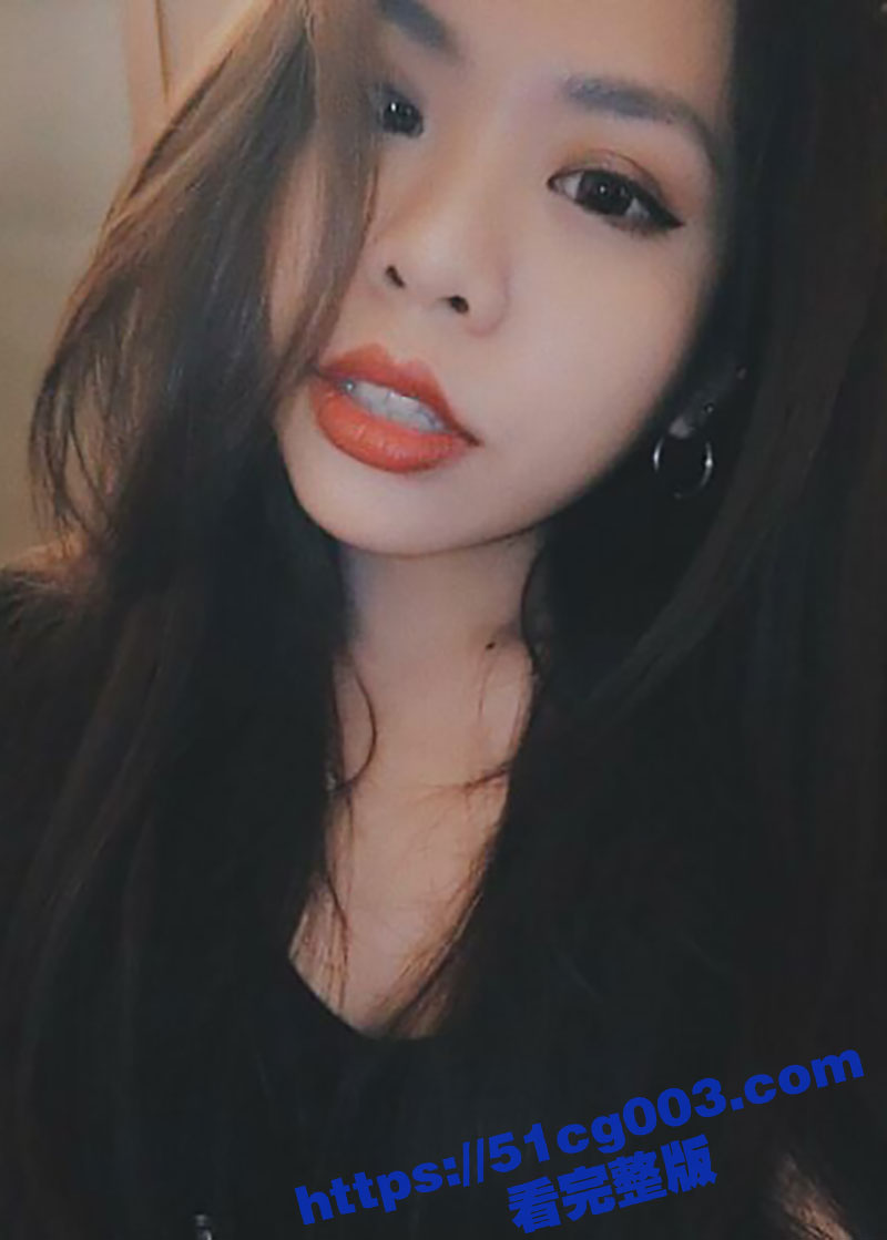 火辣靓女！绿帽癖老公爱3P 邀请好友高富帅单男操他的骚妻 被操的语无伦次大喊“快走开”