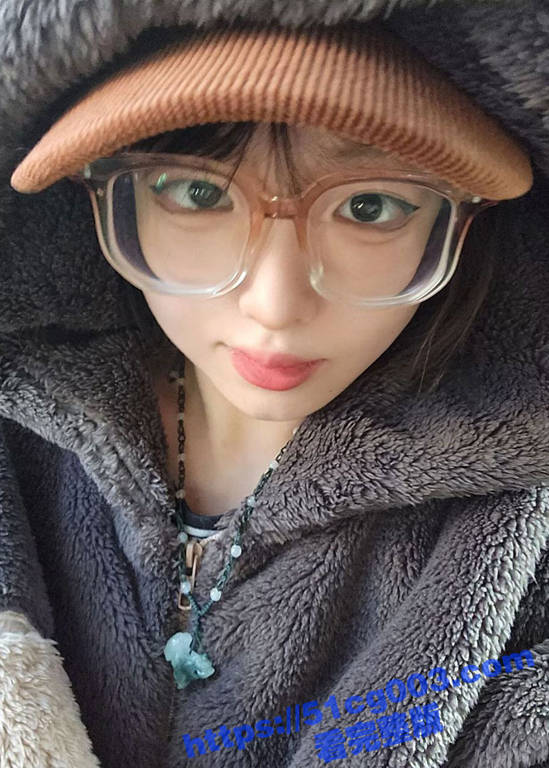 高颜值反差眼镜正妹 跪在主人双腿之间张嘴接精！一天都离不开主人的大鸡吧！