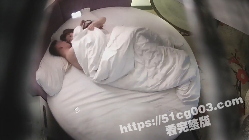 酒店偷拍 上帝视角 大叔老牛吃嫩草与小三开房偷情 刚骑上就射了 不太行呀