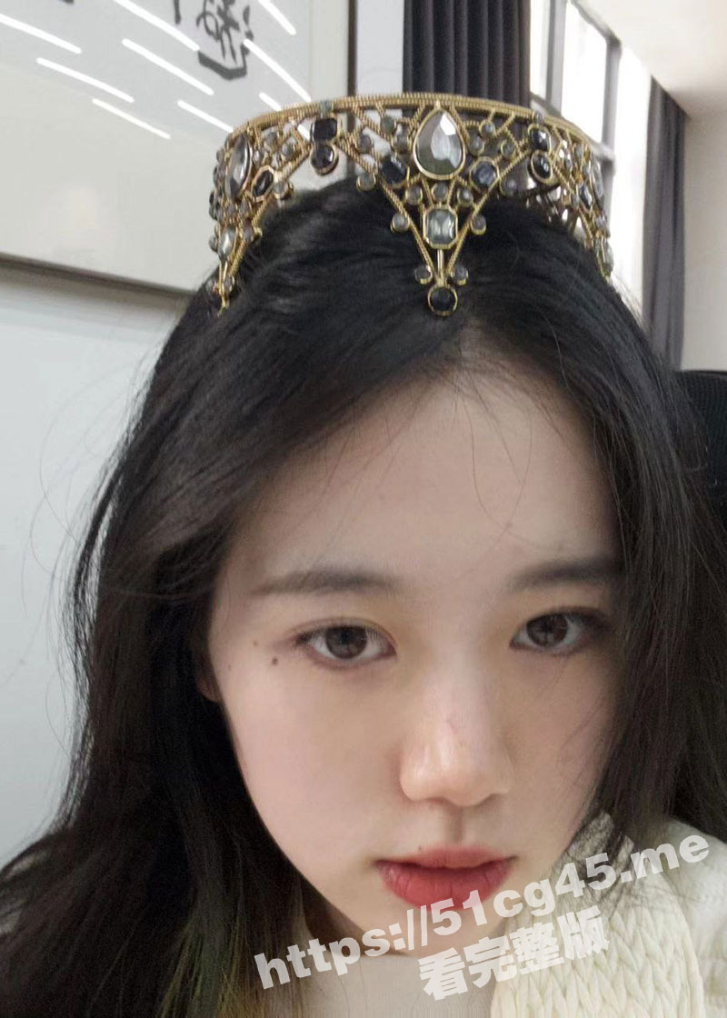 网调川西的高颜值反差妹子 颜值还算不错 很闷骚 自慰的时候水很多！
