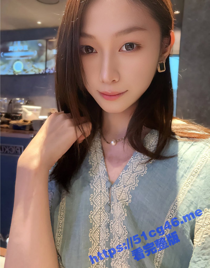 清纯精致小美女 对着摄像头轻柔口交 360°无死角舔龟头 做爱的时候比较害羞 一直捂着脸 一看就是新手！