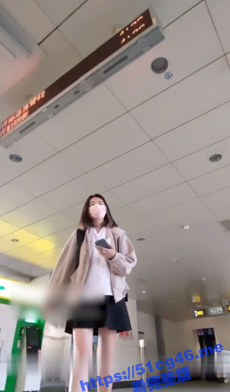 台湾JK白虎网红嫩妹 为了完成主人的任务 出门竟然不穿内裤 被猥琐男一路偷拍抄底！