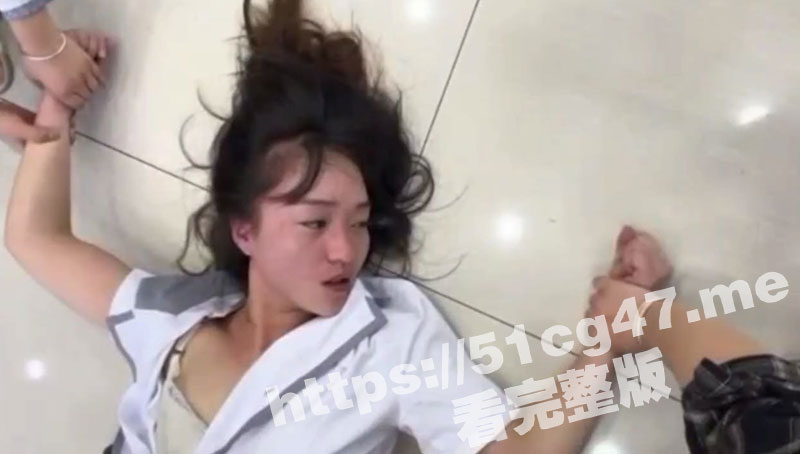 捉奸现场！小三被原配携闺蜜按在地上扯奶罩扇耳光 奶子都露出来了！