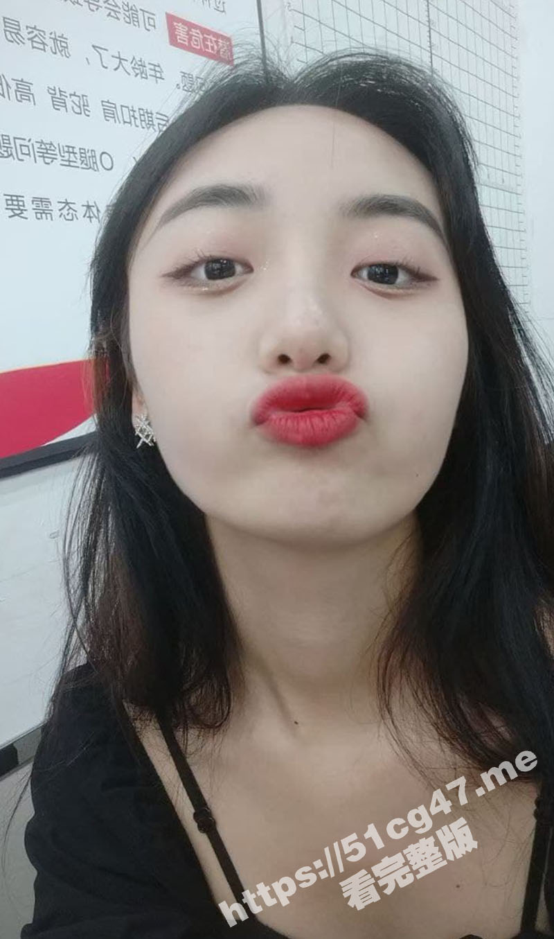 厕拍蹲点偷拍暗恋很久的高颜值长腿极品女神如厕 脸和逼逼拍得一清二楚 附加生活美照