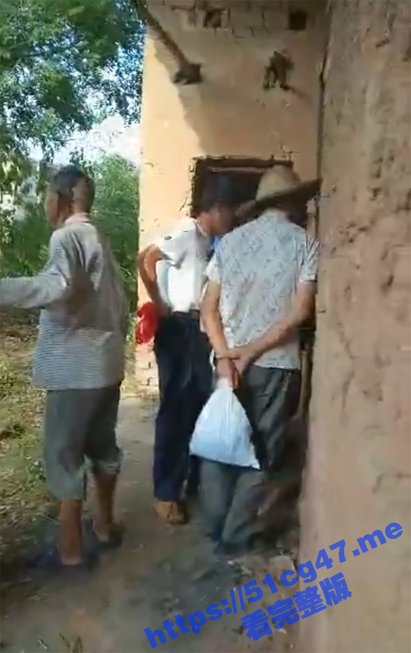 农村红衣中年寡妇 和中年男人破旧小屋操逼 引来众村名围观 这腿还挺白