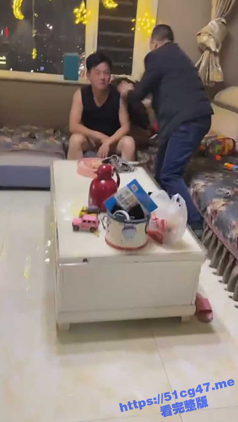 老公在家中偷情老婆同事 被老婆抓了个正着 黑丝都穿上了还没来得及操逼老婆就回来了