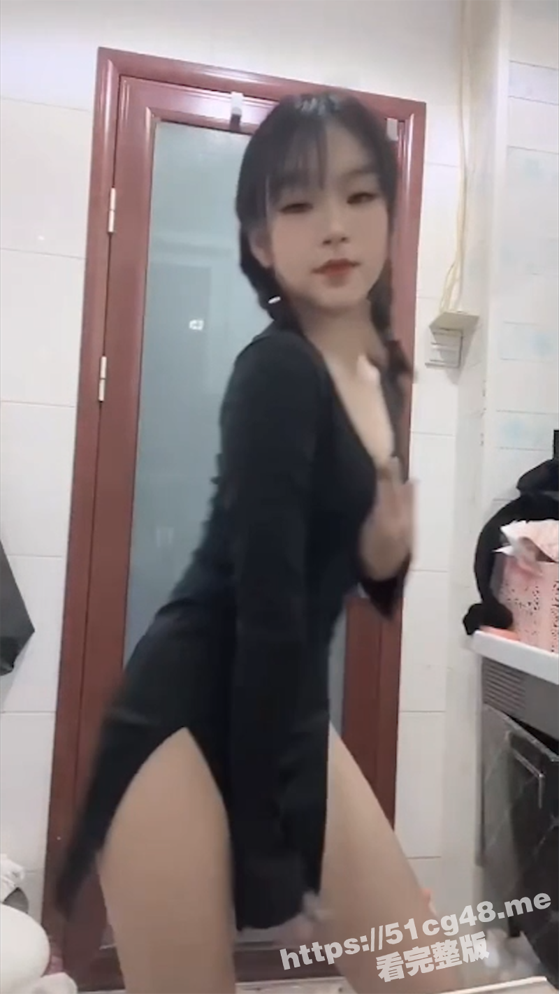 反差大学生 梁心如 在网上售卖自己的裸舞被室友认出 奶子不大但是真的好看