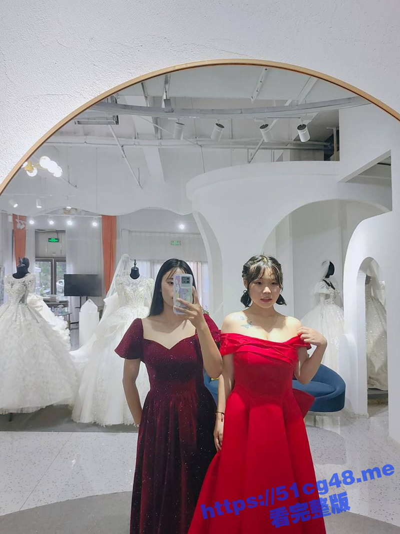 瓜友投稿 网络上认识的极品白嫩巨乳精神小妹 几句话一忽悠就发过来自拍裸体揉奶视频 好反差