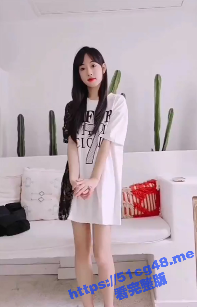 相信光系列 女主播直播买衣服 结果衣服透光 直接将逼的形状映了出来 这胯缝挺宽啊