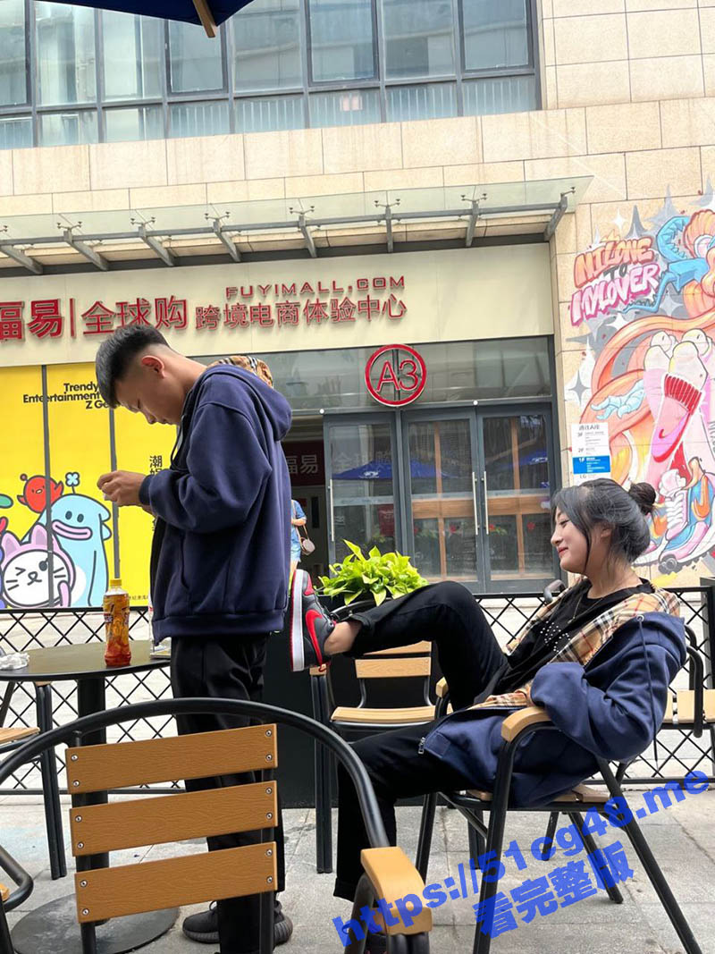 上职专的表姐 今天让我帮她实名游戏的时候 不小心看到她相册里的内容 天呐太震惊了